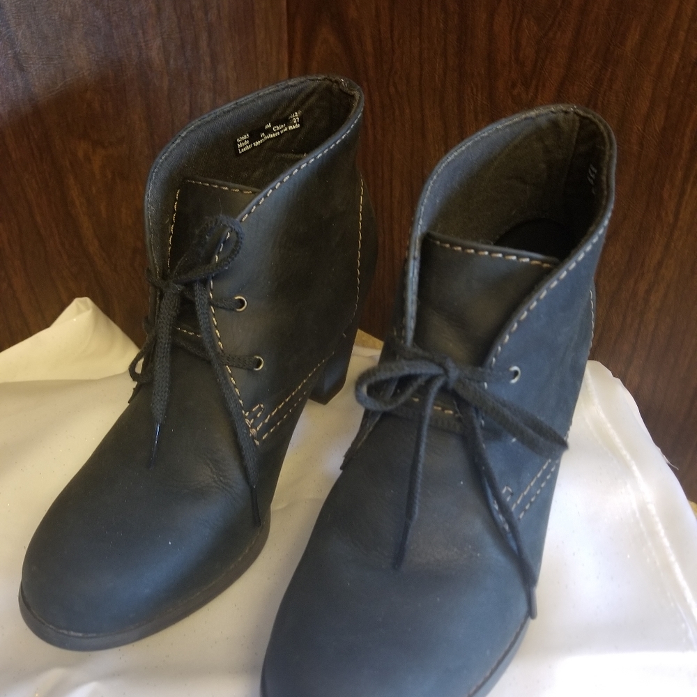 Womens sz 8 blk leather Clarks ankle boot